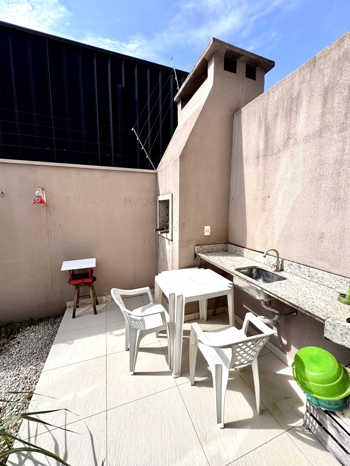 Apartamento térreo dois dormitórios na Praia dos Amores