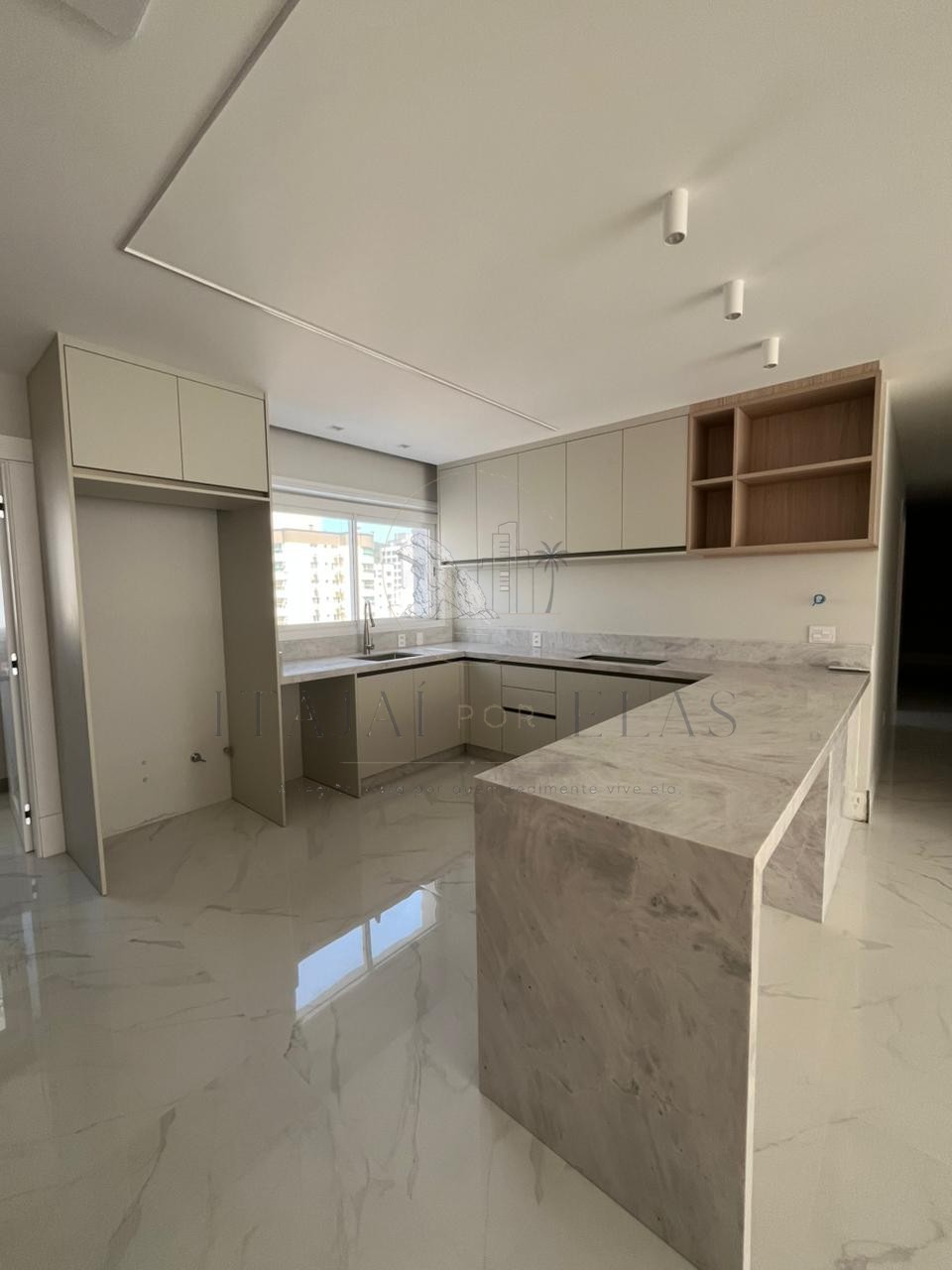 Apartamento 4 suítes mobiliado para Venda em Balneário Camboriú - Pronto para morar