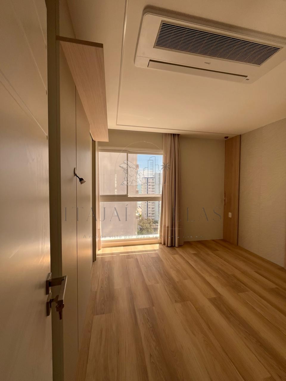 Apartamento 4 suítes mobiliado para Venda em Balneário Camboriú - Pronto para morar