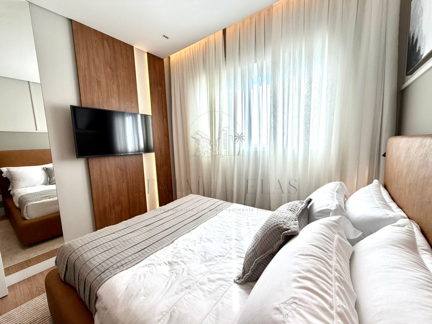 Apartamento 2 dormitórios na praia brava mobiliado 