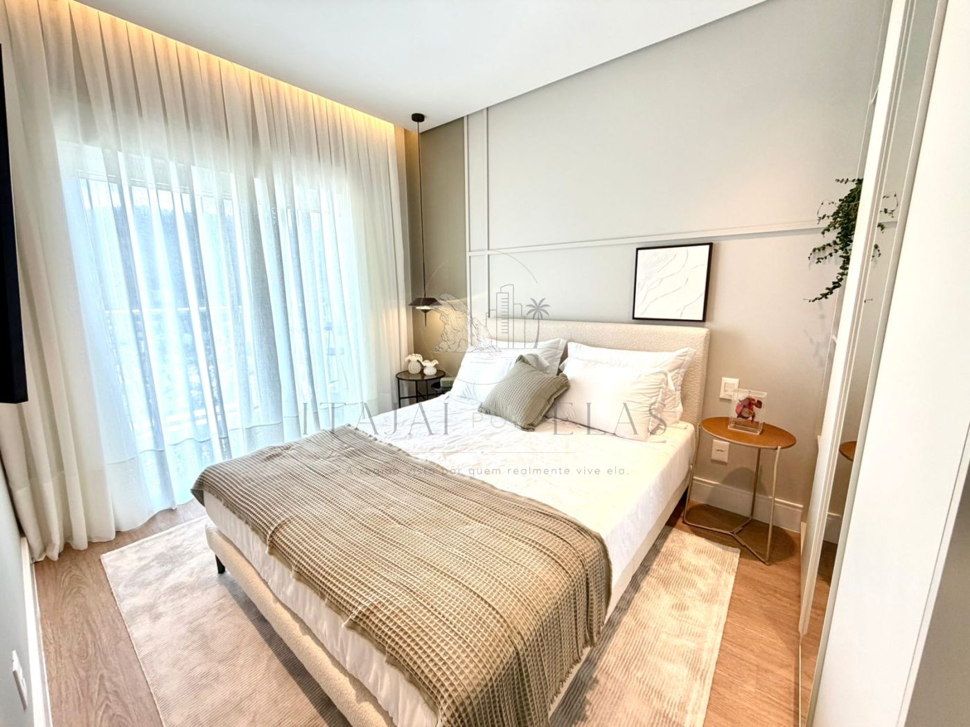 Apartamento 2 dormitórios na praia brava mobiliado 
