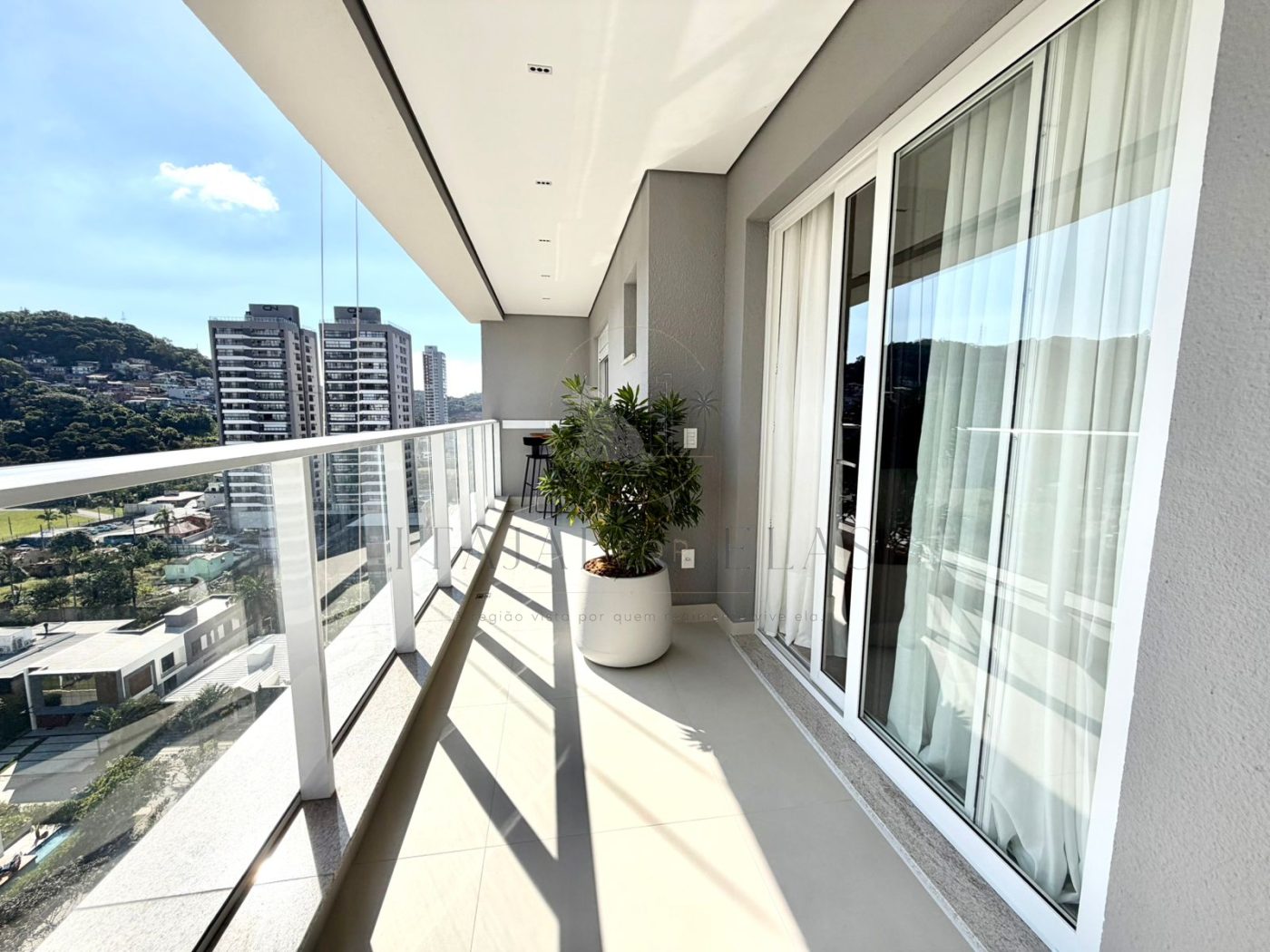 Apartamento 2 dormitórios na praia brava mobiliado 