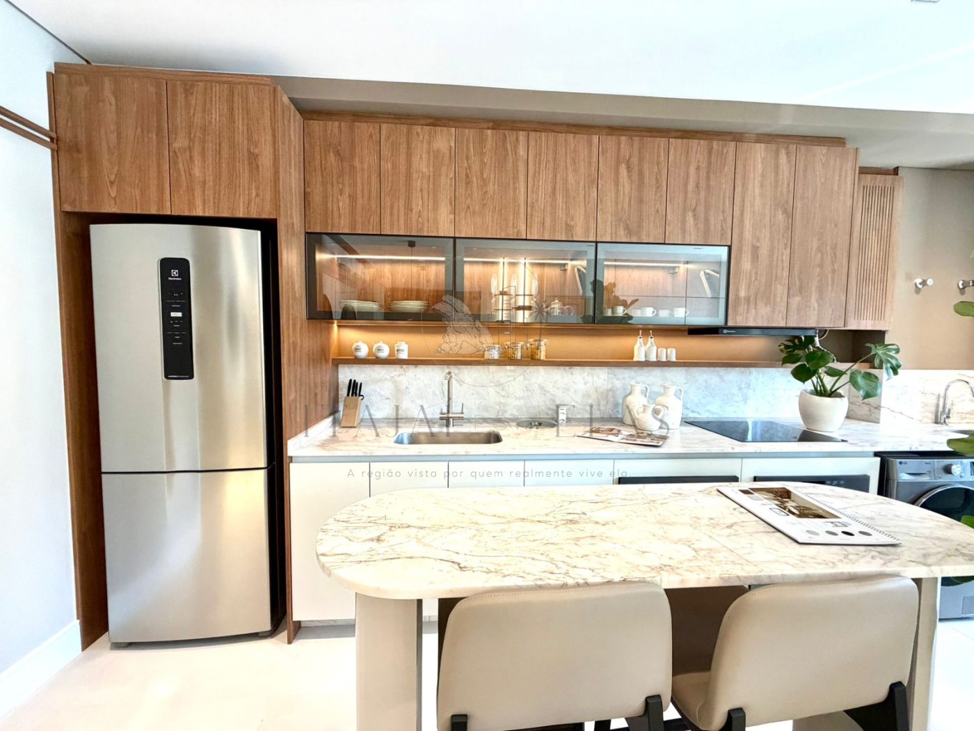 Apartamento 2 dormitórios na praia brava mobiliado 