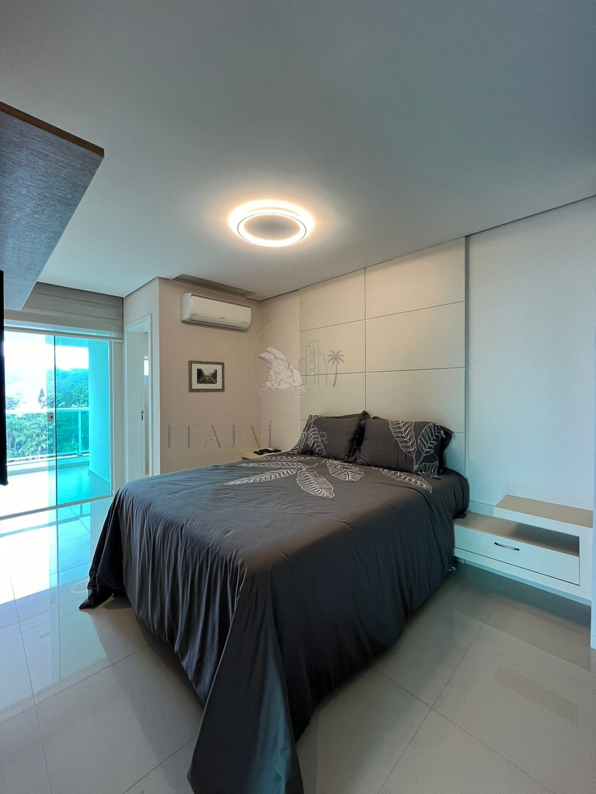 Apartamento vista mar três suítes para venda em Cabeçudas